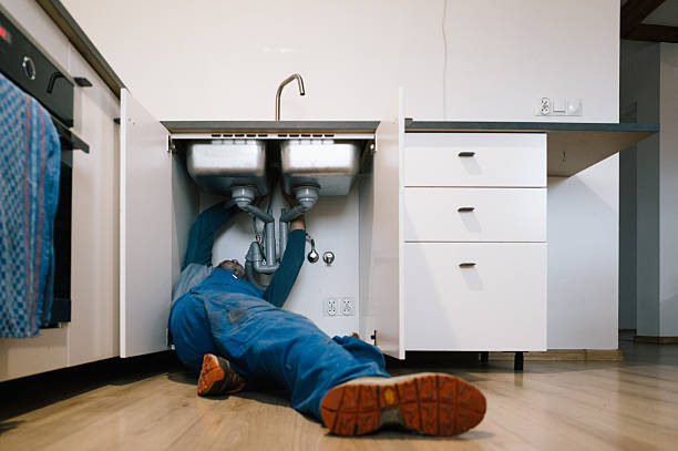 Professional Emergency Plumber technician working in Glen Carbon, IL